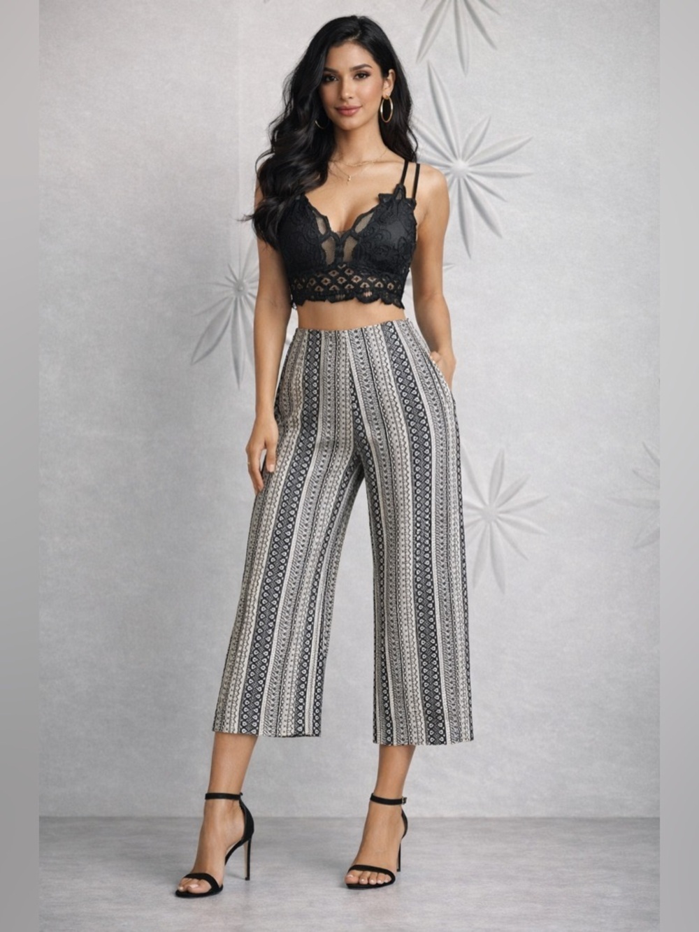 Harold’s SZ 2 black & white cropped straight legged pants, side zipper waist 27”